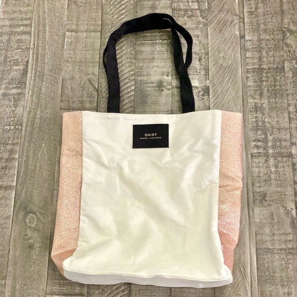 Marc Jacobs Handbags - DAISY Marc Jacobs Tote